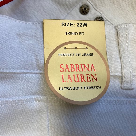 Pants - NWT sabrina lauren skinny fit stretch jean bermuda white short